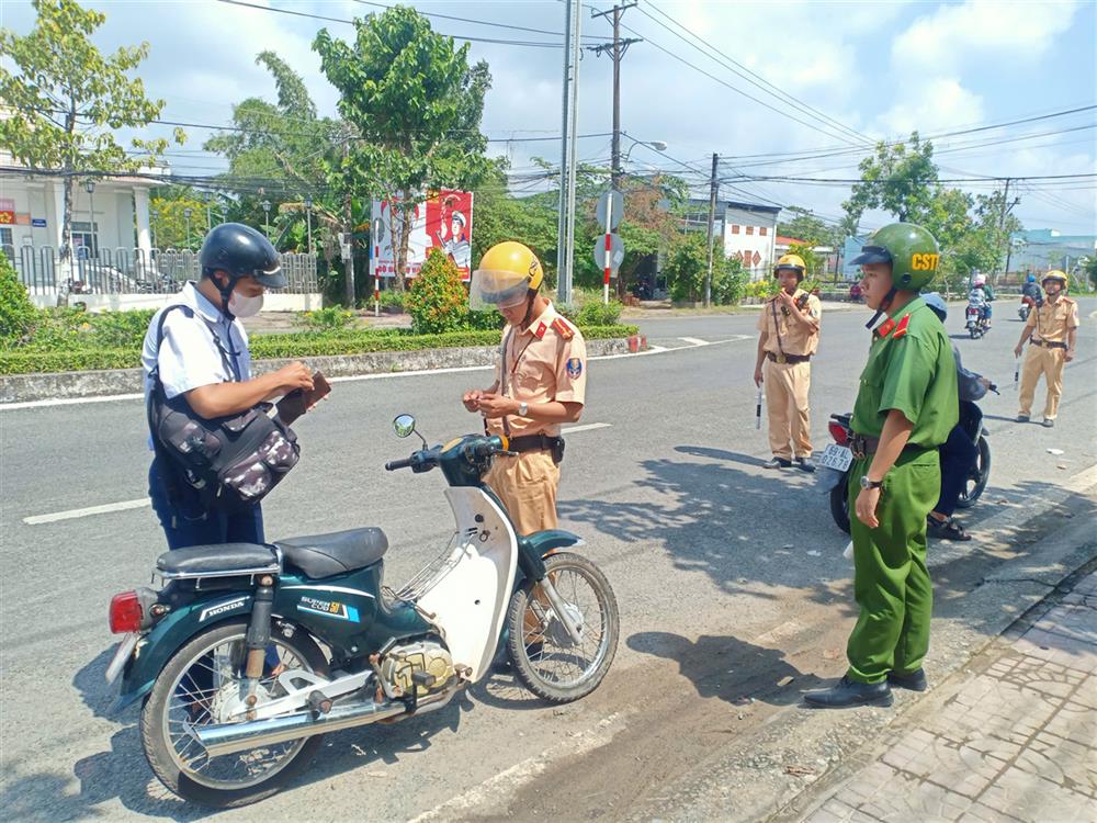 CSGT Công an tỉnh Cà Mau tăng cường tuần tra, kiểm soát bảo đảm an toàn giao thông cho học sinh đến trường.