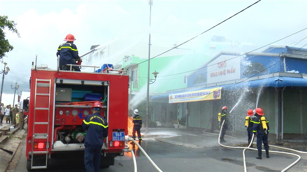 Thực tập phương án chữa cháy và CNCH tại chợ Công nghệ phẩm, Phường 3, thành phố Bạc Liêu.