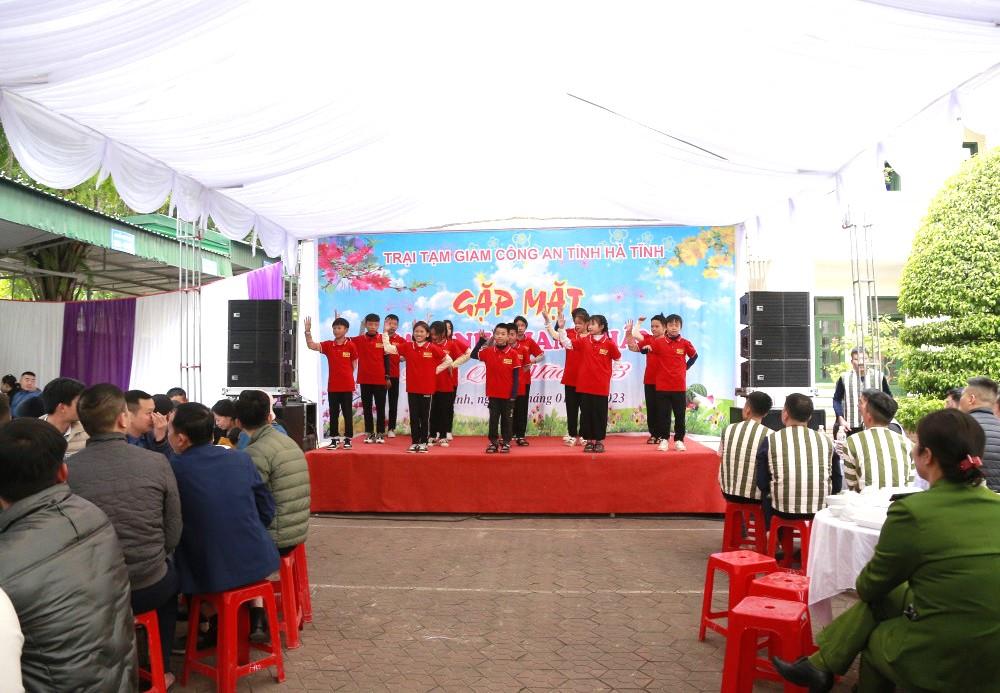Tổ chức chương trình gặp gỡ gia đình phạm nhân.