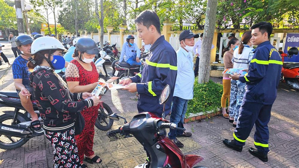 Lực lượng Cảnh sát PCCC và CNCH phát tờ rơi tuyên truyền các quy định của pháp luật về PCCC cho người dân.  