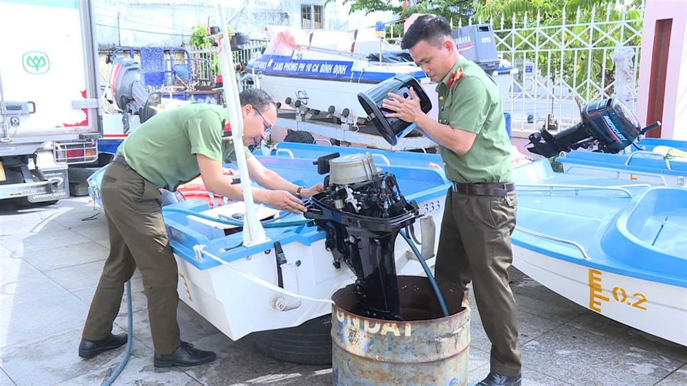 Công an huyện Tuy Phước kiểm tra phương tiện ca nô sẵn sàng tham gia cứu nạn, cứu hộ.