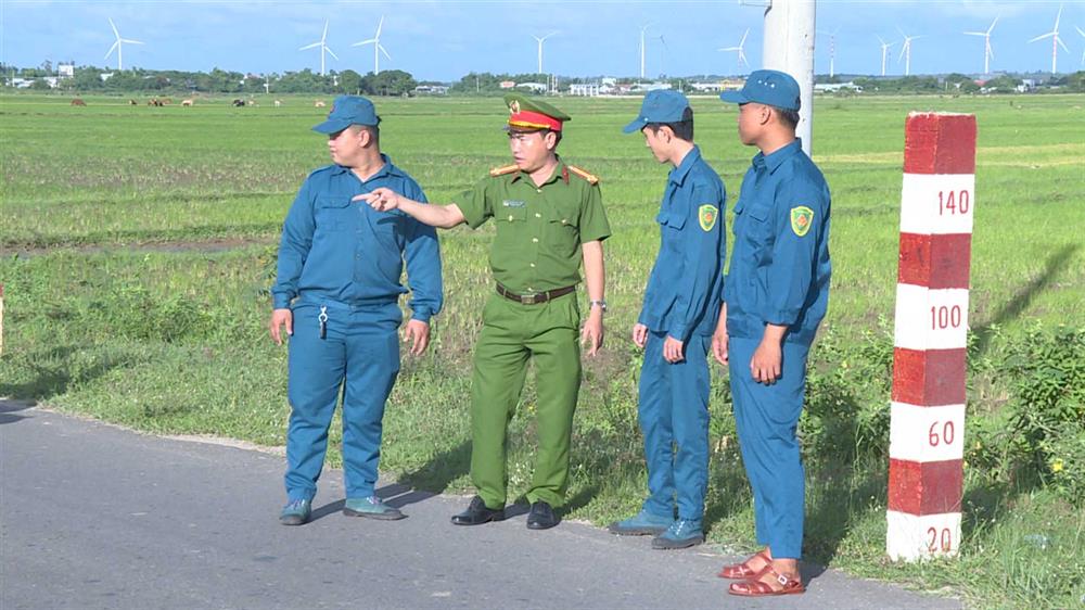 Công an xã Phước Hòa, huyện Tuy Phước kiểm tra các khu vực thường bị ngập sâu trong mùa mưa lũ.