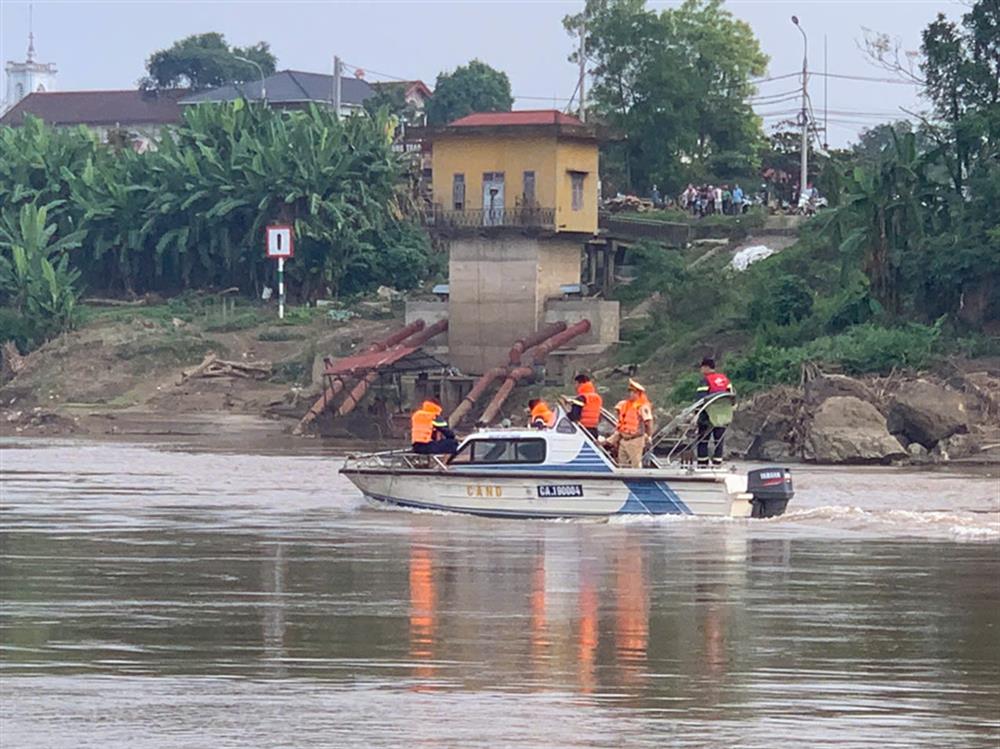 Lực lượng Công an tỉnh Phú Thọ triển khai huy động lực lượng và trang thiết bị tìm kiếm 04 học sinh hiện mất tích.