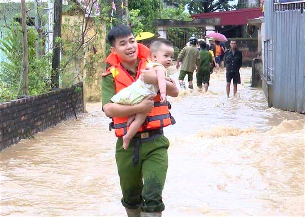 Hình ảnh lực lượng Công an trong mưa bão, trên tay bế những em nhỏ đã ghi dấu ấn trong lòng Nhân dân.