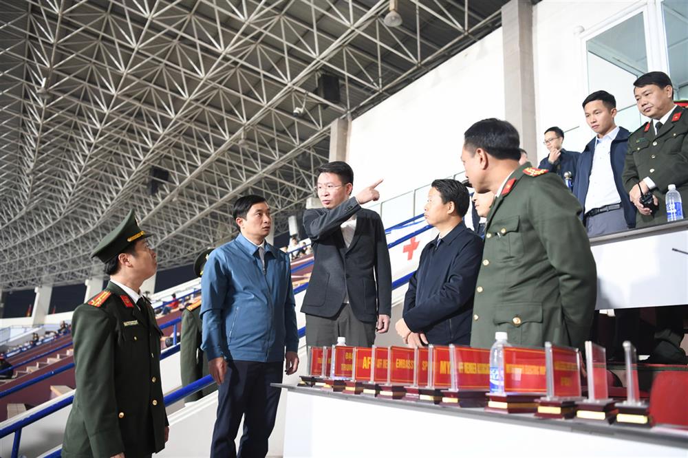 Đại tá Nguyễn Minh Tuấn, Giám đốc Công an tỉnh Phú Thọ và các đồng chí trong Ban Giám đốc Công an tỉnh đã trực tiếp có mặt tại sân vận động Việt Trì để chỉ đạo, kiểm tra, đôn đốc việc thực hiện kế hoạch bảo đảm ANTT.