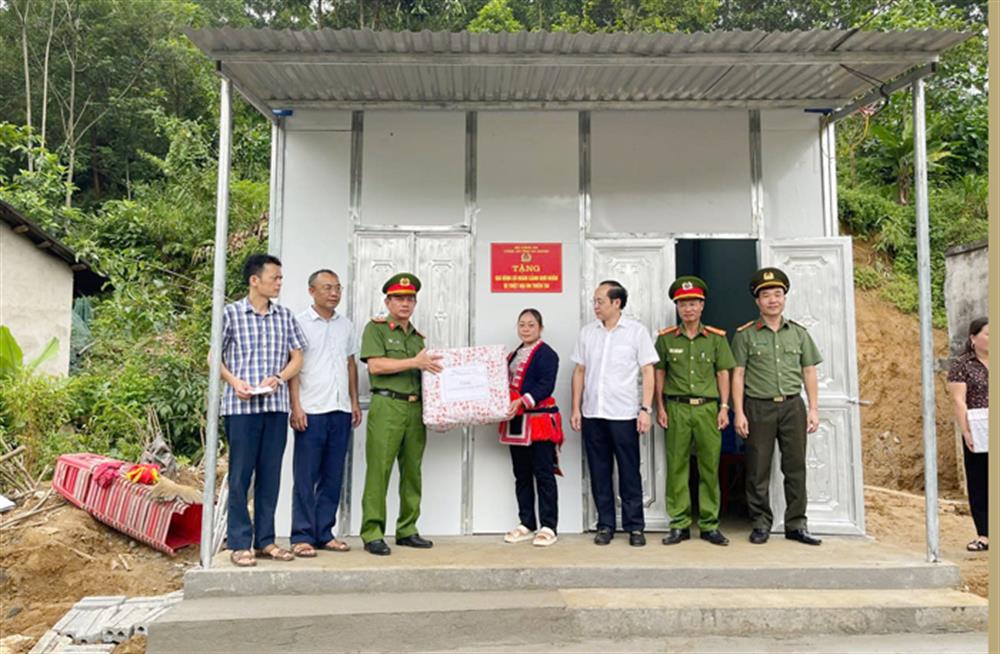 Lãnh đạo Công an tỉnh Hà Giang bàn giao nhà tình nghĩa tặng người dân bị ảnh hưởng bởi thiên tai ở xã Tân Lập, huyện Bắc Quang.