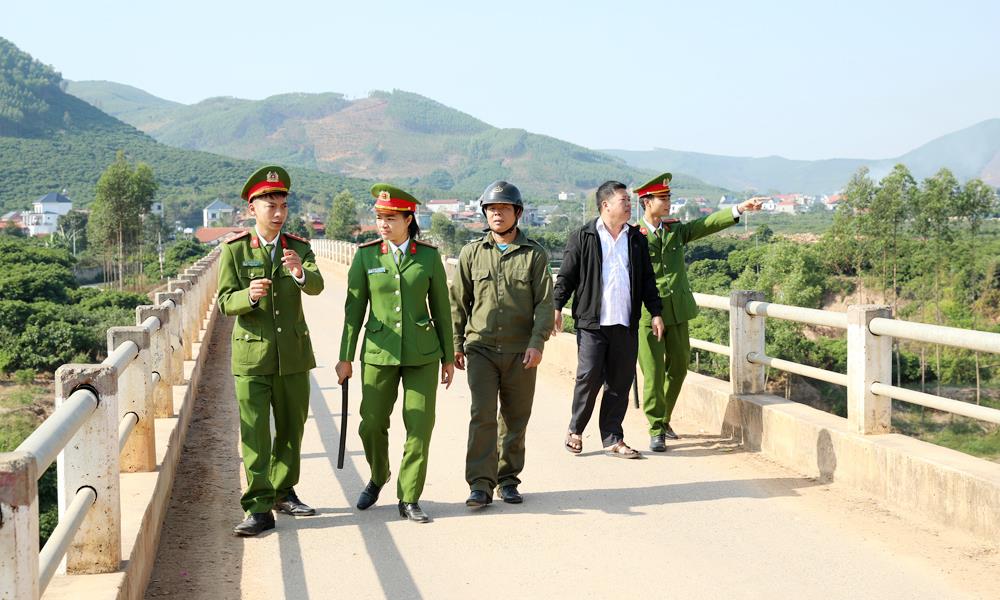 Đại úy Nguyễn Đức Hạnh cùng lực lượng Công an các xã trong Cụm an ninh giáp ranh “Đèo - Phú - Yên” trao đổi, nắm tình hình.