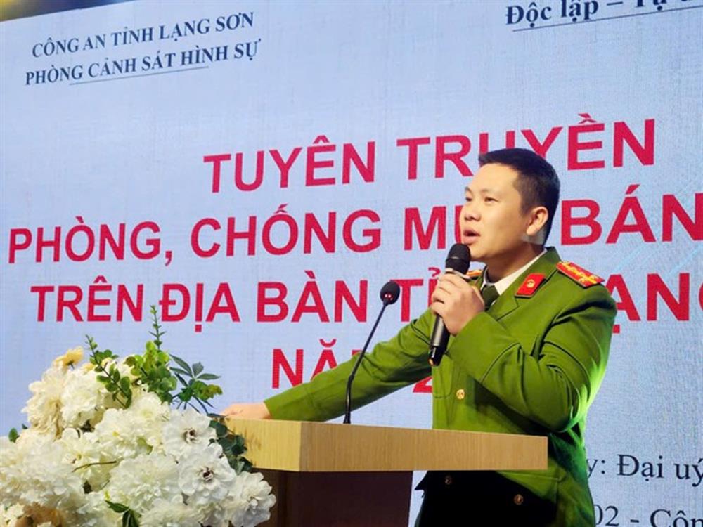  Cán bộ Phòng Cảnh sát hình sự Công an tỉnh Lạng Sơn truyền đạt nội dung về công tác phòng, chống mua bán người.