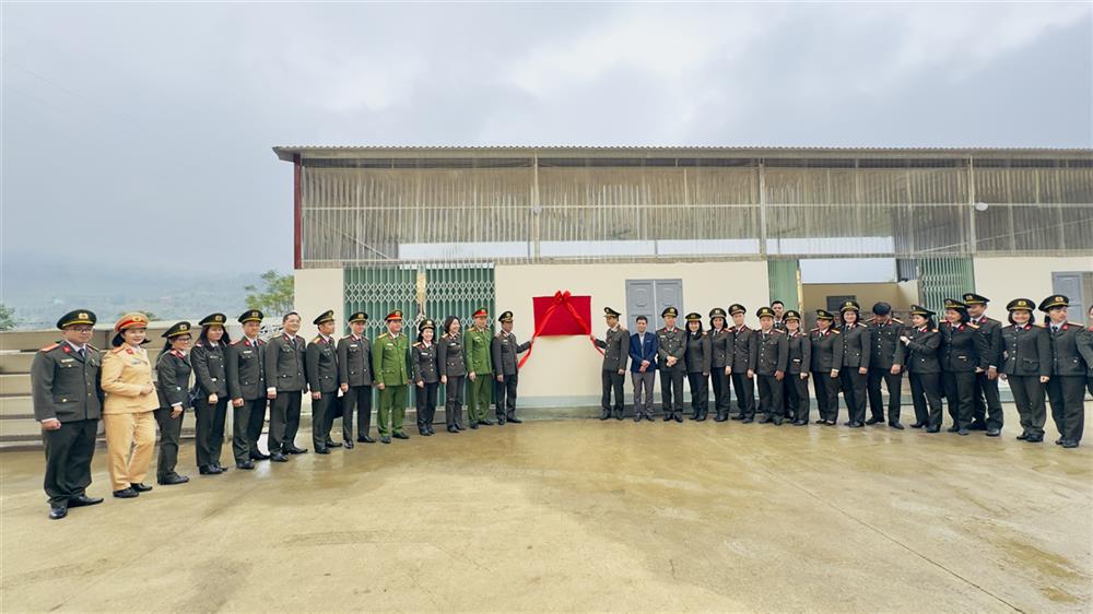 Đoàn công tác bàn giao bếp ăn tập thể tặng Nhà trường.