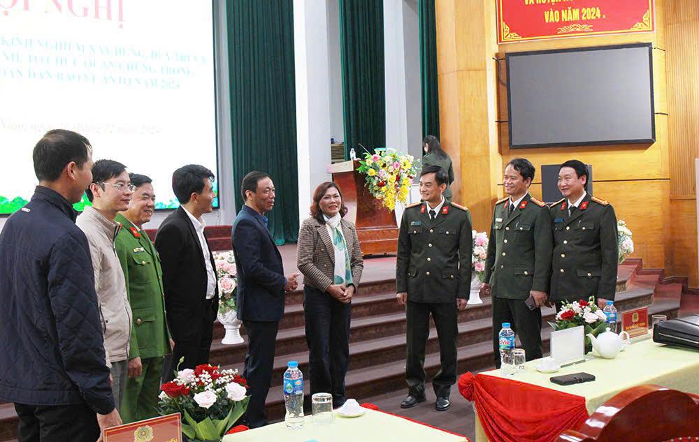 Các đại biểu trao đổi tại Hội nghị.