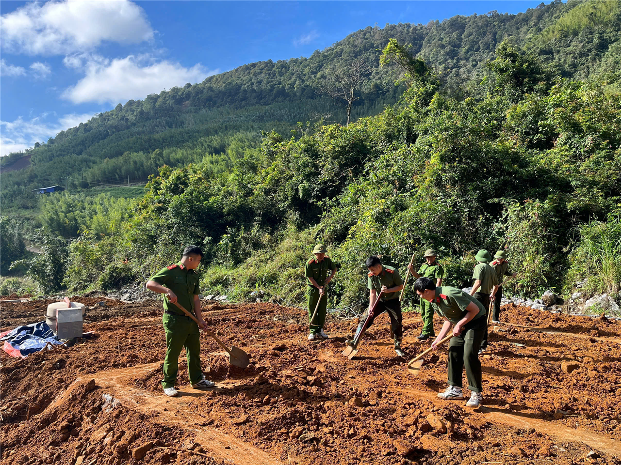 Cán bộ, chiến sĩ Công an huyện Nguyên Bình giúp đỡ người dân bị ảnh hưởng sau bão số 3 xây dựng nhà ở mới.