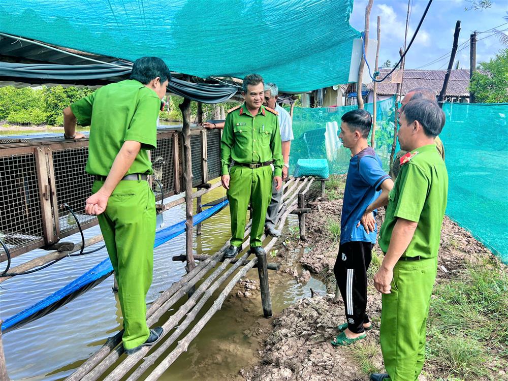 Công an huyện Ngọc Hiển và chính quyền địa phương tham quan mô hình nuôi chồn thương phẩm của anh Hiếu.