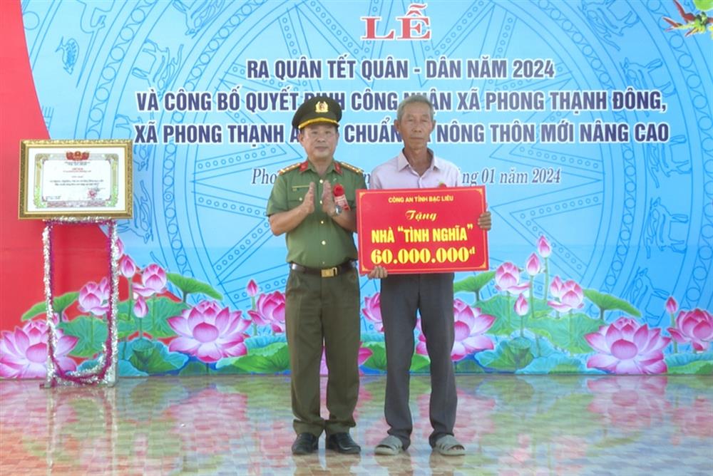 Đại tá Lê Thanh Hùng, Phó Giám đốc Công an tỉnh trao Nhà tình nghĩa tặng hộ gia đình trong Lễ ra quân Tết Quân - Dân năm 2024.