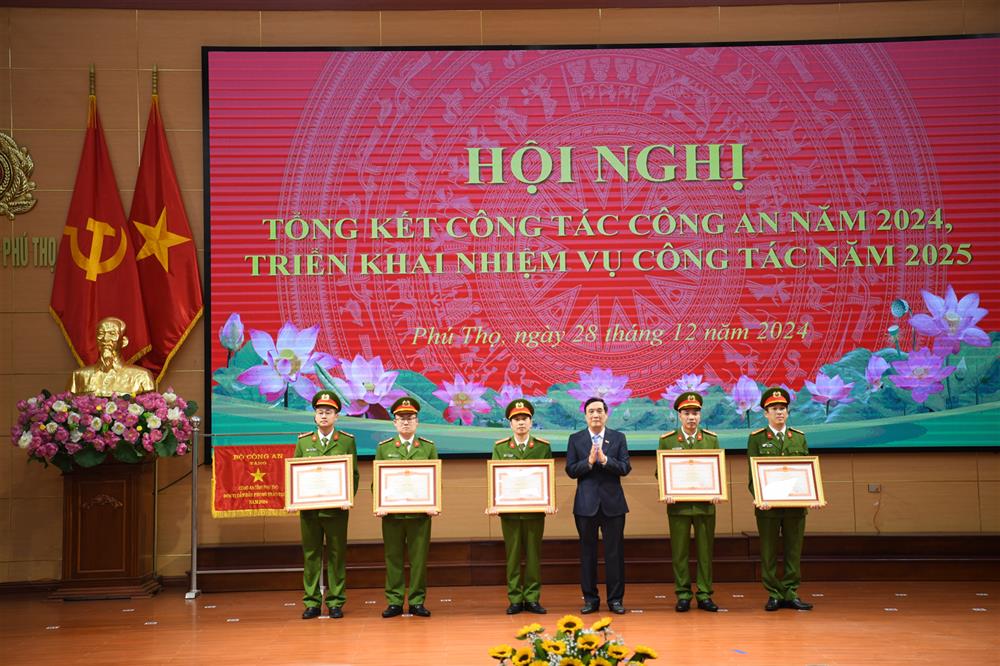 Thừa uỷ quyền, đồng chí Bùi Minh Châu, Bí thư Tỉnh ủy Phú Thọ trao Bằng khen của Thủ tướng Chính phủ tặng 05 cá nhân có thành tích xuất sắc trong chiến đấu và phục vụ chiến đấu góp phần xây dựng và bảo vệ Tổ quốc.
