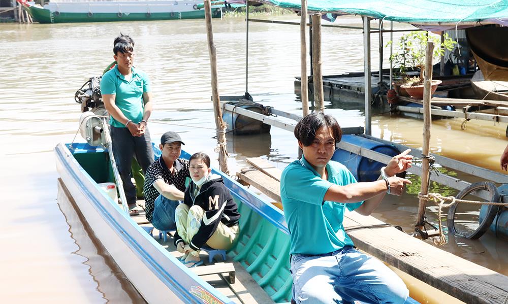 Các đối tượng bị bắt quả tang tại hiện trường