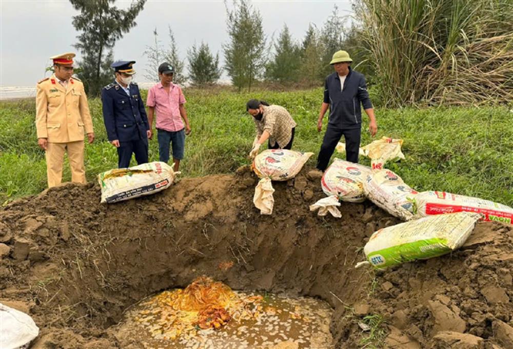 Cơ quan chức năng tiến hành tiêu hủy số thực phẩm bẩn không rõ nguồn gốc, xuất xứ.