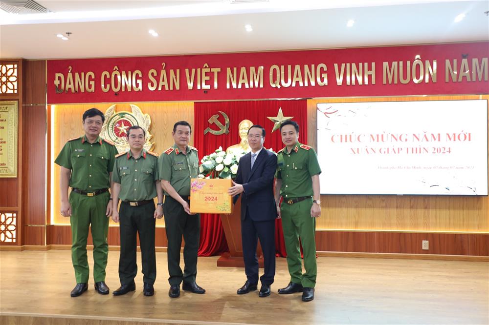 Chủ tịch nước Võ Văn Thưởng chúc Tết, trao quà tặng CATP Hồ Chí Minh.