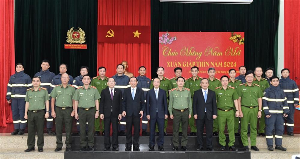 Chủ tịch nước Võ Văn Thưởng cùng các đại biểu chụp ảnh lưu niệm cùng cán bộ, chiến sỹ Phòng Cảnh sát PCCC & CNCH CATP Hồ Chí Minh.