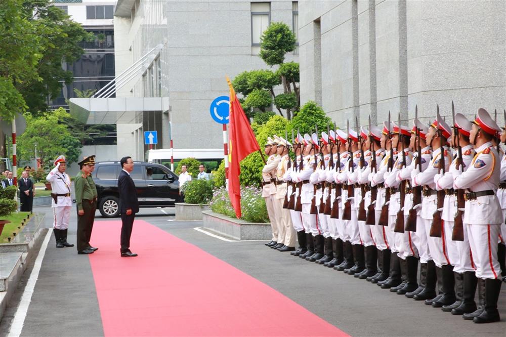 Chủ tịch nước Võ Văn Thưởng duyệt đội danh dự CATP Hồ Chí Minh.