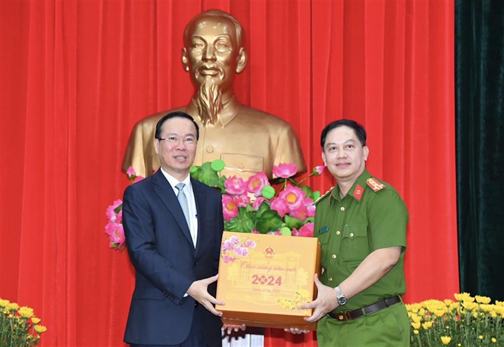 Chủ tịch nước Võ Văn Thưởng chúc Tết, trao quà tặng Phòng Cảnh sát PCCC & CNCH CATP Hồ Chí Minh.