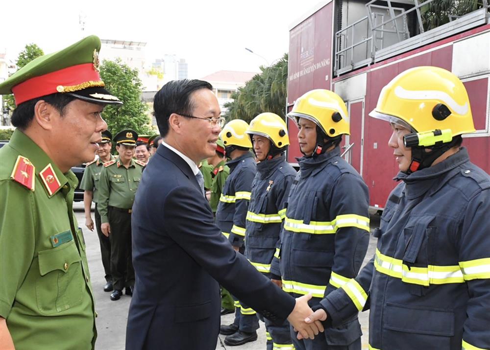 Chủ tịch nước Võ Văn Thưởng động viên cán bộ, chiến sỹ Cảnh sát PCCC & CNCH CATP Hồ Chí Minh.