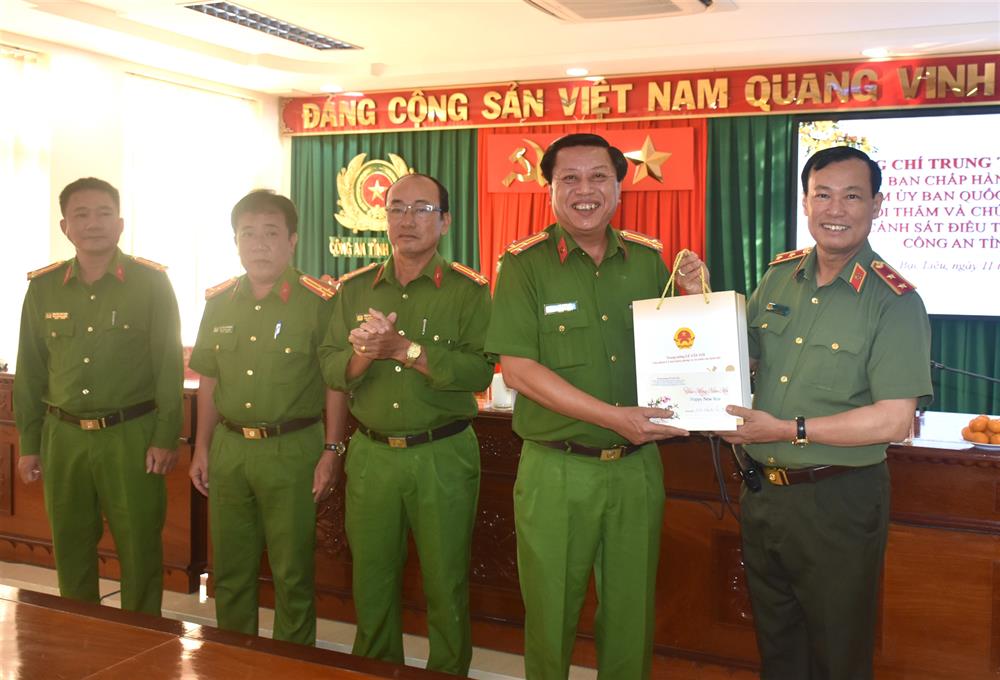 Trung tướng Lê Tấn Tới động viên và chúc Tết cán bộ, chiến sĩ lực lượng Cảnh sát hình sự, Cảnh sát điều tra tội phạm về ma túy Công an tỉnh Bạc Liêu.