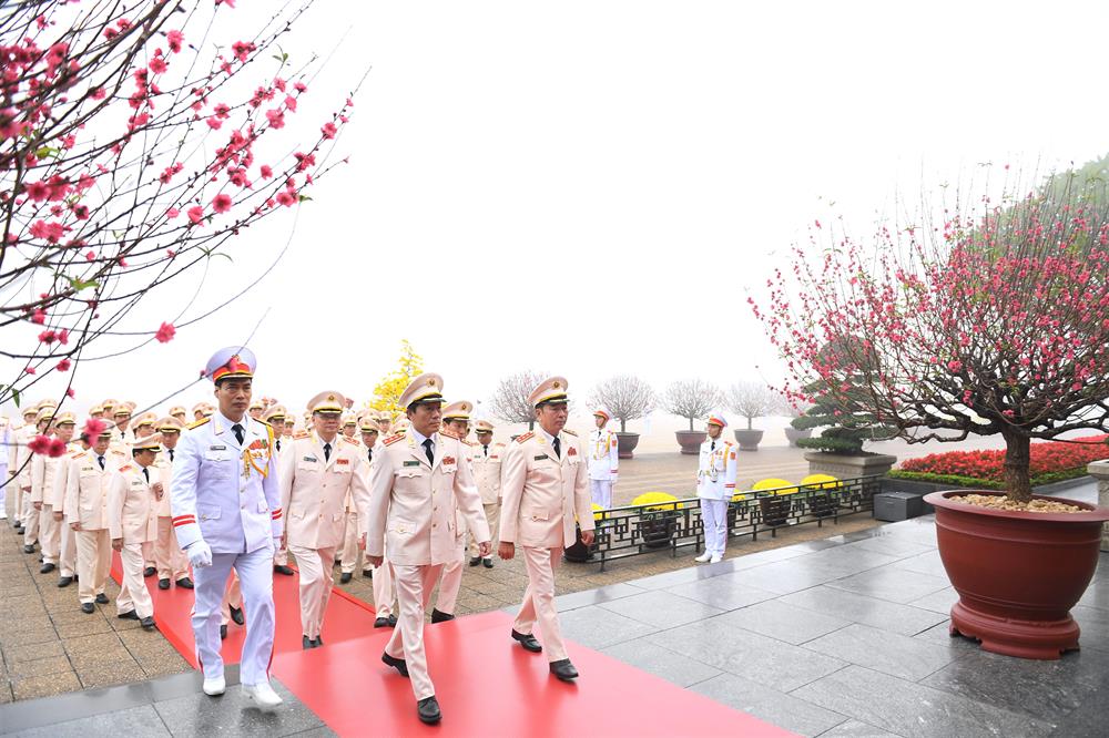 Đoàn đại biểu Đảng ủy Công an Trung ương, Bộ Công an đã đặt vòng hoa, vào Lăng viếng Chủ tịch Hồ Chí Minh.