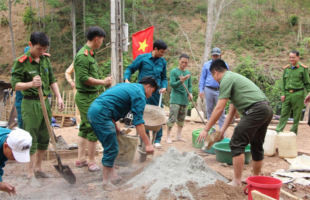 Làm đường giao thông nông thôn là một trong rất nhiều phần việc thiết thực được lực lượng Công an triển khai rộng rãi, với phương châm “Lúc dân cần, lúc dân khó có Công an”.