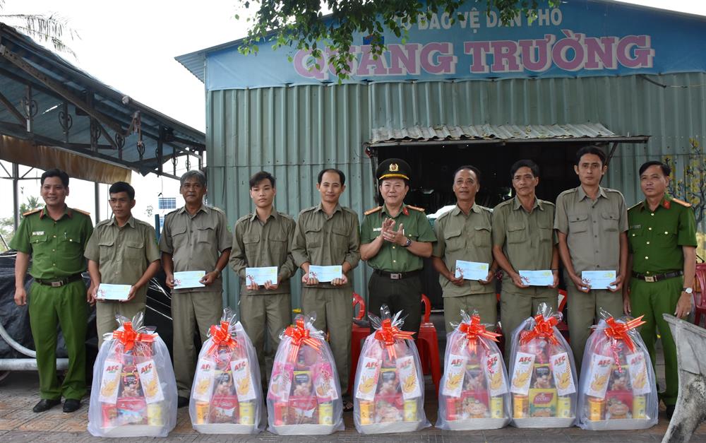 đóng góp trao tặng hàng trăm phần quà cho các thành viên Ban Bảo vệ dân phố, Đội Dân phòng có hoàn cảnh khó khăn