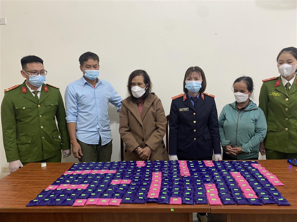 Hai đối tượng Trần Thị Lan (mặc áo xanh) và Nguyễn Thị Truyền tại cơ quan Công an.