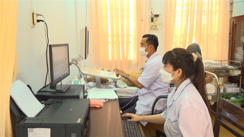 Đội ngũ y, bác sĩ được đào tạo với chuyên môn ngày càng cao, đáp ứng yêu cầu chăm sóc sức khỏe cho CBCS và Nhân dân.