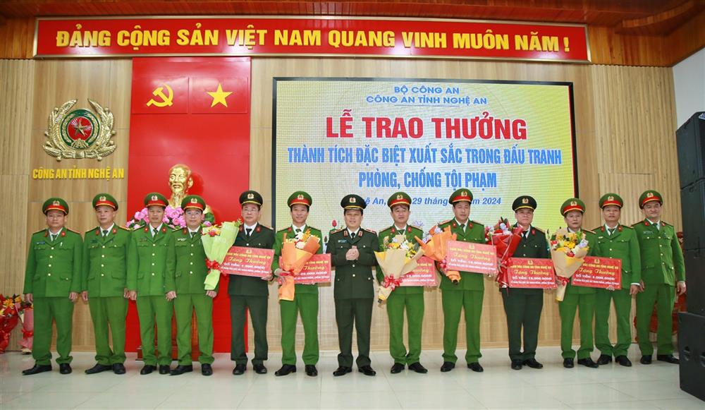 Thiếu Tướng Bùi Quang Thanh, Giám đốc Công an tỉnh trao thưởng Ban chuyên án đấu tranh bắt 02 ổ nhóm 50 đối tượng sử dụng công nghệ cao lừa đảo chiếm đoạt tài sản của người dân Việt Nam