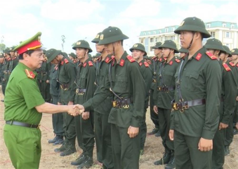  Đại tá Bùi Xuân Khởi, Phó Giám đốc Công an tỉnh Bạc Liêu động viên các chiến sĩ nghĩa vụ 