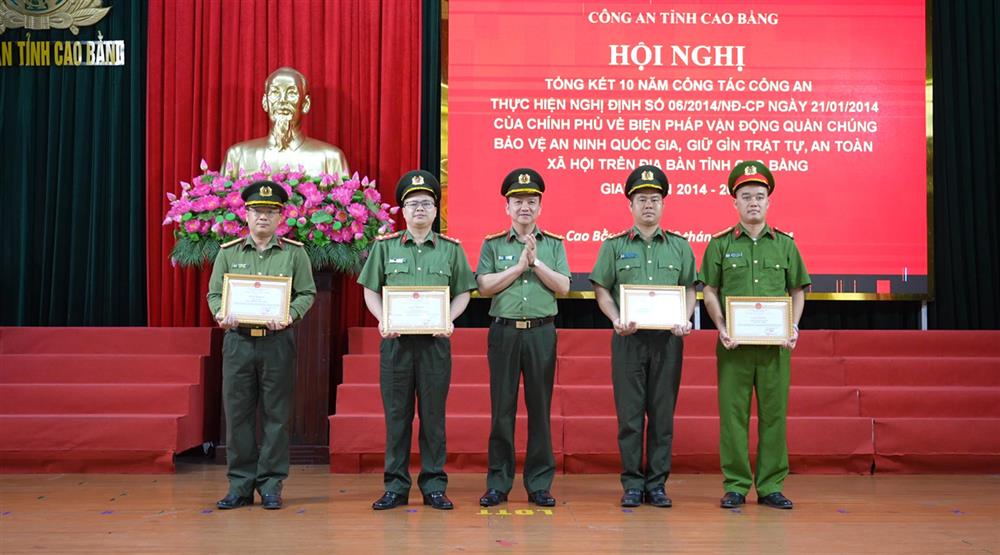 Các tập thể được Giám đốc Công an tỉnh tặng Giấy khen vì có thành tích xuất sắc trong 10 năm thực hiện Nghị định 06 của Chính phủ.
