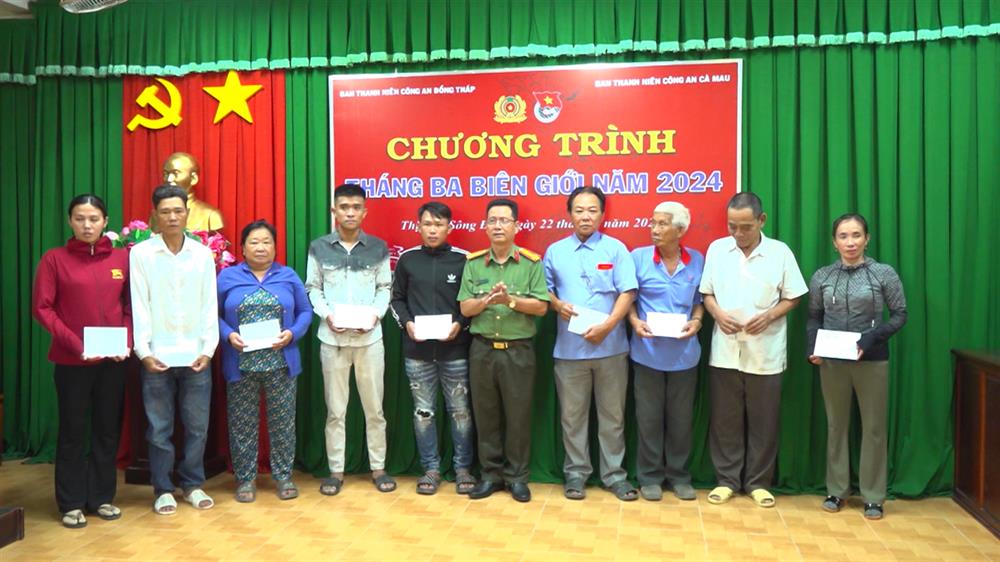 Ban Thanh niên Công an Cà Mau phối hợp Ban Thanh niên Công an Đồng Tháp trao 45 suất quà tặng người dân tại trị trấn Sông Đốc.