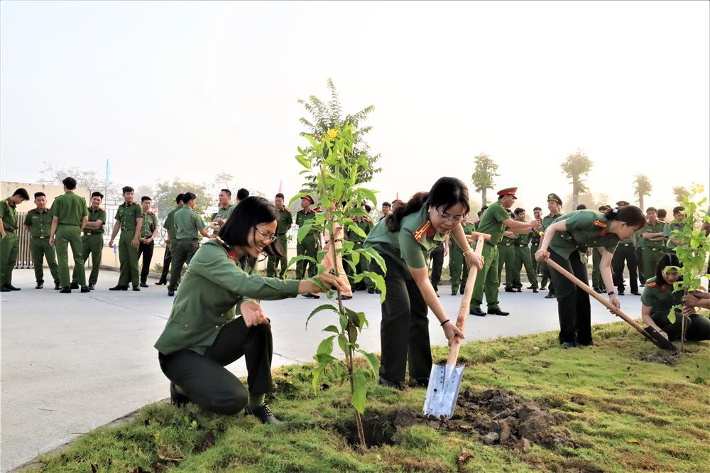 Lãnh đạo, cán bộ, đoàn viên Công an tỉnh Hậu Giang trồng cây sau Lễ phát động.