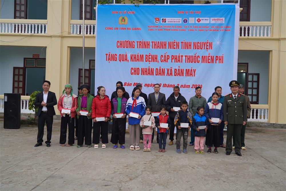 Lãnh đạo Công an tỉnh và nhà hảo tâm trao quà tặng học sinh và hộ nghèo của xã Bản Máy.