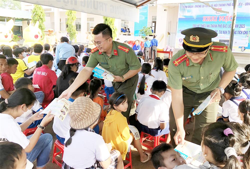 Lực lượng Công an phối hợp các sở, ban, ngành phát 319.578 tờ rơi về phương thức, thủ đoạn của tội phạm, bảo đảm trật tự an toàn giao thông, PCCC