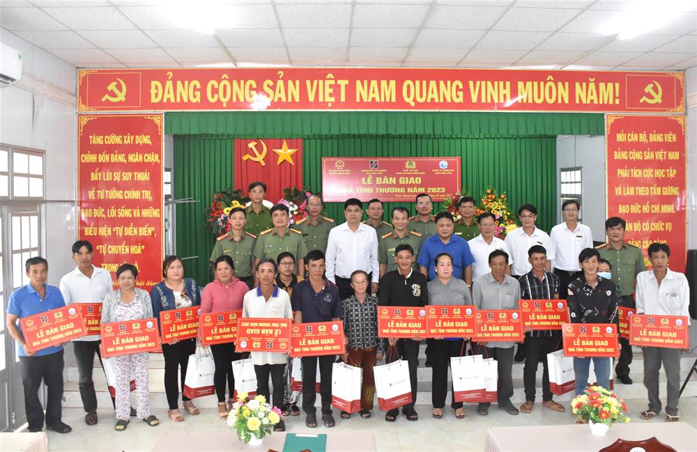 Các ngành, các cấp tập trung làm tốt công tác an sinh xã hội, giảm nghèo bền vững, góp phần thực hiện thắng lợi mục tiêu xây dựng nông thôn mới.