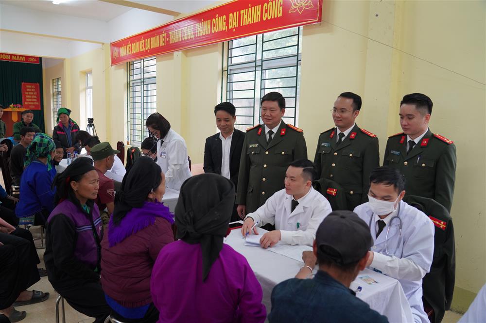 Đông đảo nhân dân trong xã đến khám bệnh.