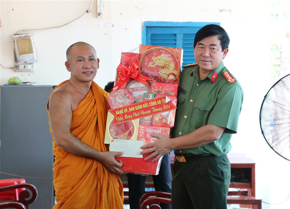 Đại tá Nguyễn Văn Hận thăm, tặng quà tại chùa Xà Xía.
