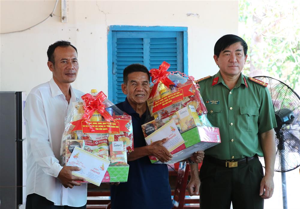 Đại tá Nguyễn Văn Hận trao quà tặng các gia đình chính sách.