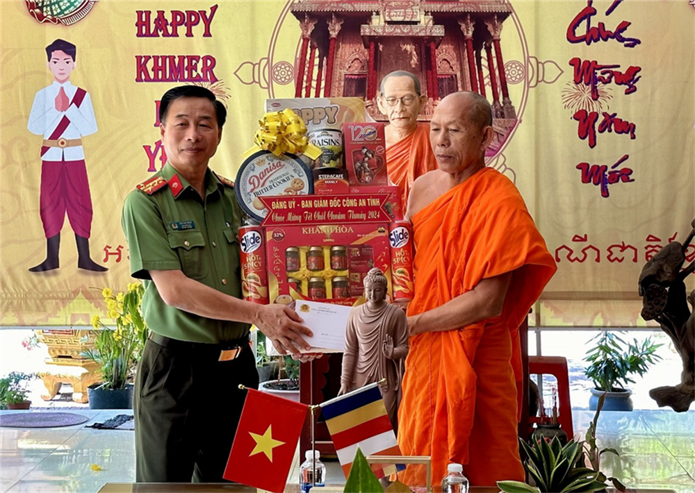Đại tá Đào Hải Đăng thăm, tặng quà chùa Cà Nhung.