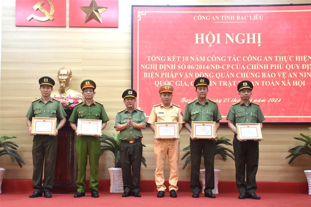 Đại tá Lê Thanh Hùng, Phó Giám đốc Công an tỉnh tặng Giấy khen của Giám đốc Công an tỉnh Bạc Liêu các tập thể có thành tích xuất sắc.