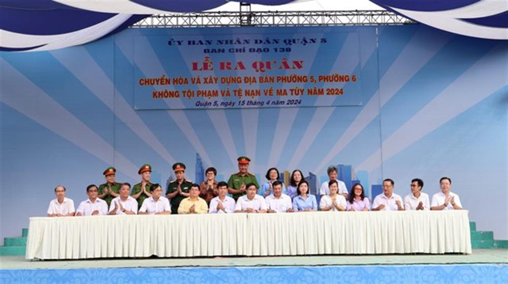 Các phường thuộc Quận 5 ký kết thực hiện việc chuyển hóa và xây dựng địa bàn không tội phạm và tệ nạn ma túy.