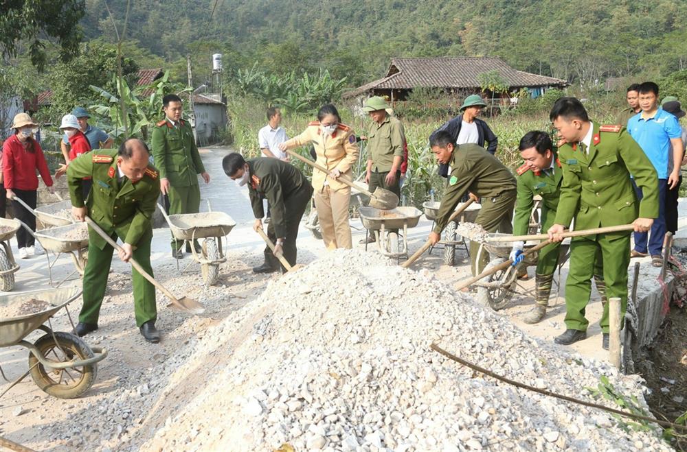 Lãnh đạo Công an huyện và cán bộ, chiến sỹ tích cực tham gia làm đường giao thông nông thôn cùng quần chúng nhân dân.