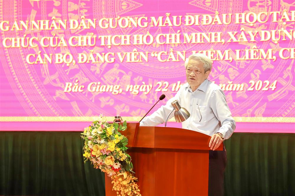 PGS.TS Bùi Đình Phong, Giảng viên cao cấp Học viện Chính trị quốc gia Hồ Chí Minh truyền đạt, quán triệt các nội dung tại Hội nghị.