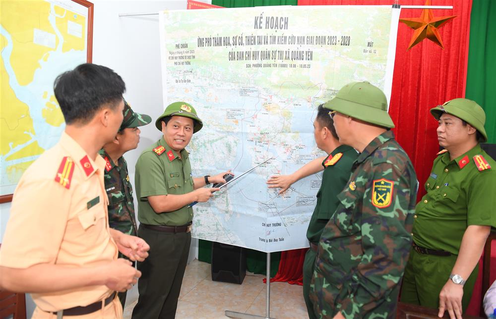 Lãnh đạo các đơn vị bàn phương án triển khai tìm kiếm nạn nhân trên tuyến sông Chanh.