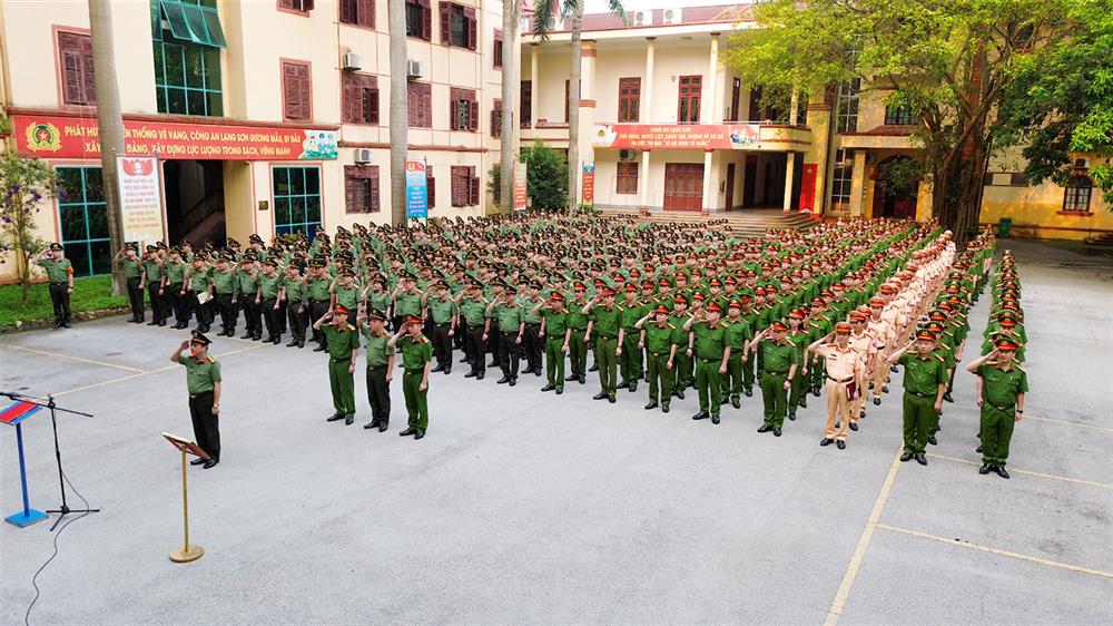 Lãnh đạo, cán bộ chiến sĩ Công an tỉnh Lạng Sơn tại Lễ phát động.