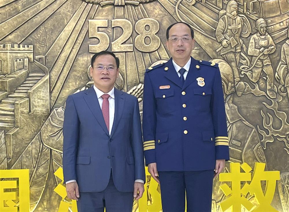 Thứ trưởng Nguyễn Văn Long và đồng chí Chu Thiên.